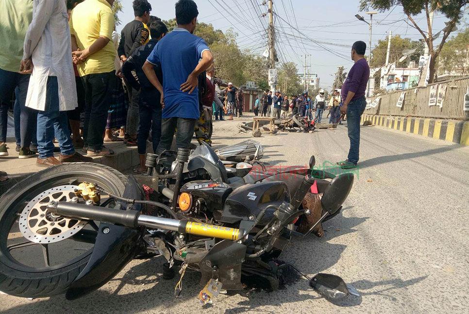 আপেল ও নৌকা সমর্থকদের মধ্যে ধাওয়া-পাল্টা ধাওয়া, মোটরসাইকেল ভাঙচুর