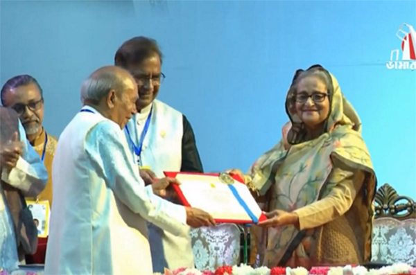 বাংলা একাডেমি সাহিত্য পুরস্কার প্রাপ্তদের পুরস্কার প্রদান
