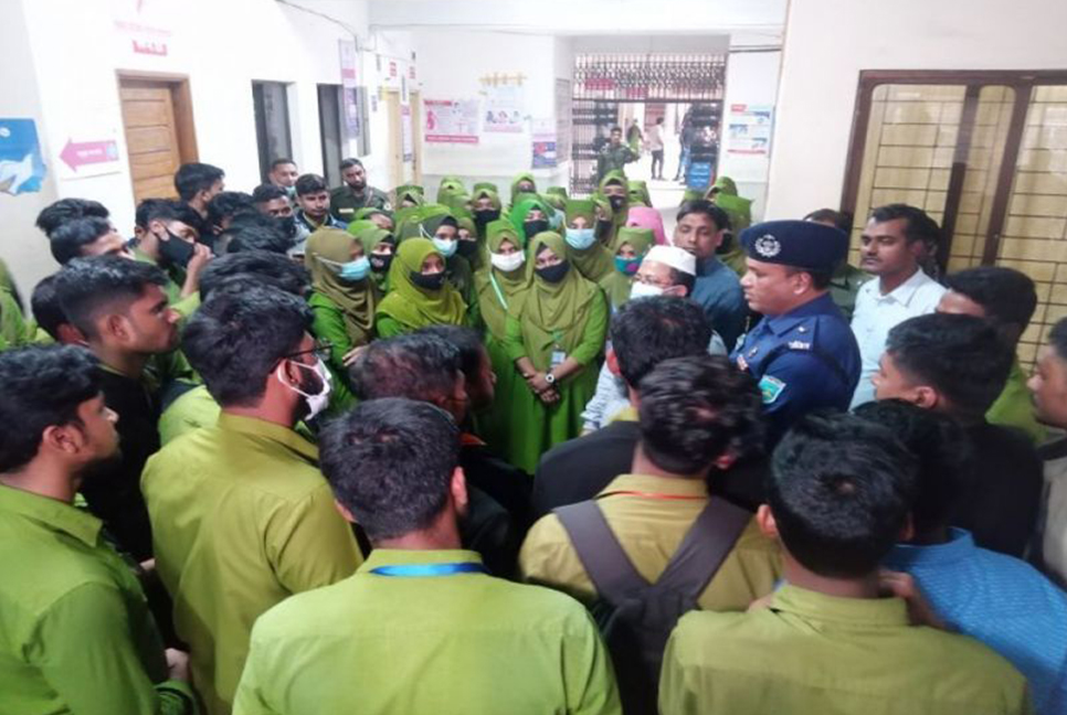 পাবনা জেনারেল হাসপাতালে ইন্টার্ন নার্সদের কর্মবিরতি