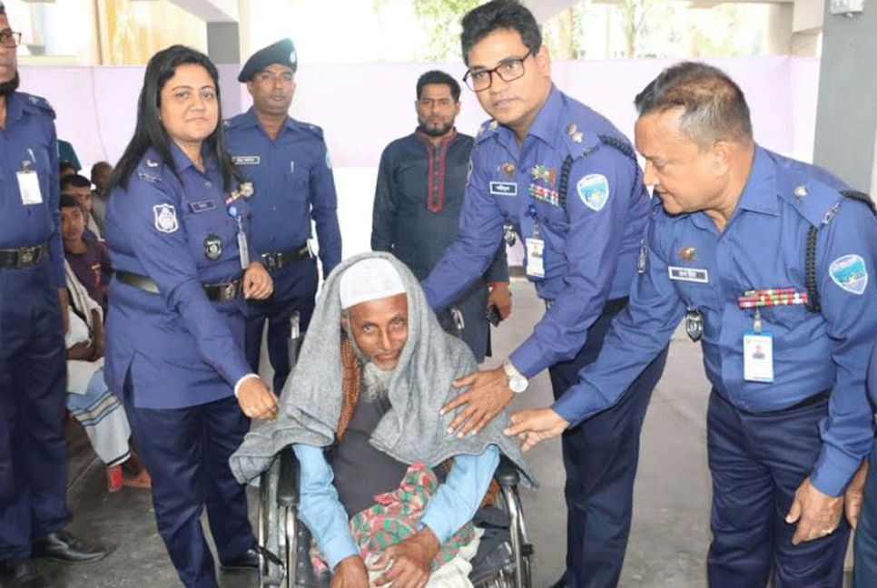 শীতার্তদের মাঝে পুলিশের শীতবস্ত্র বিতরণ