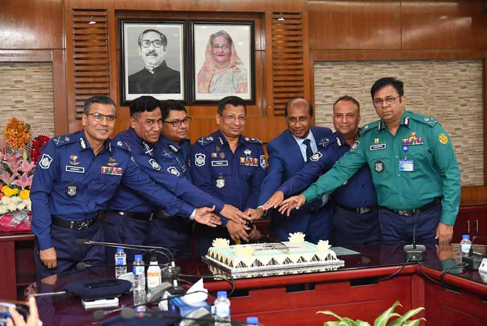 দেশ ও জনগণের কল্যাণে পেশাদারিত্বের সাথে দায়িত্ব পালন করুন : আইজিপি

