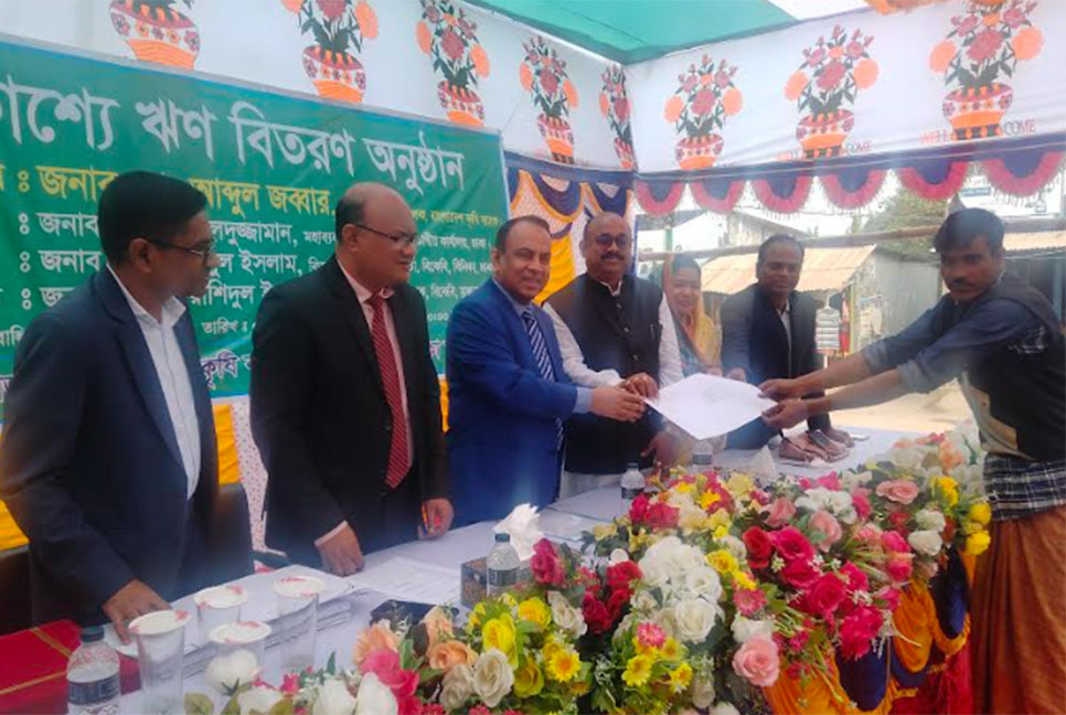 ধামরাইয়ে কৃষকদের মধ্যে শস্য ঋণ বিতরণ