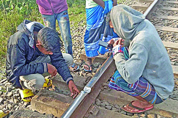 রেললাইনে ফাটল কাপড় উড়িয়ে ট্রেন থামালেন স্থানীয়রা