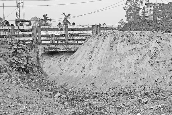 মাটি দিয়ে সেতুর মুখ ভরাট জলাবদ্ধতার আশঙ্কা