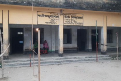 কেন্দ্র ফাঁকা : ভোটারের অপেক্ষায় পোলিং অফিসার