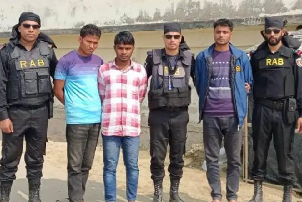 
কক্সবাজারে র‌্যাবের অভিযানে আটক ৩