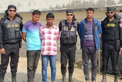 
কক্সবাজারে র‌্যাবের অভিযানে আটক ৩