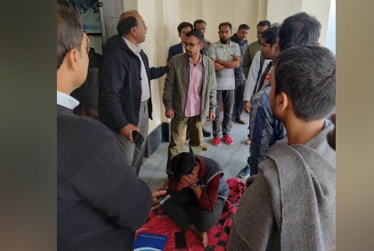 সিট দখল হয়ে যাওয়ায় প্রশাসন ভবনে শুয়ে পড়লেন রাবি শিক্ষার্থী