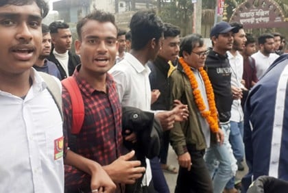 সিলেটে শিক্ষার্থীদের বিক্ষোভের মুখে মুক্ত হলেন শিক্ষক