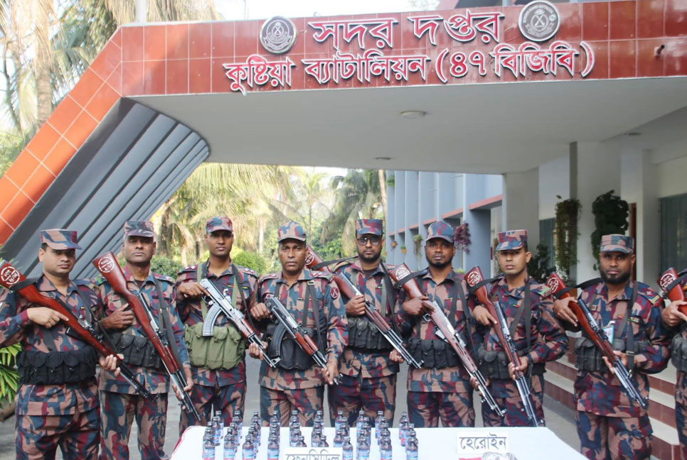 কুষ্টিয়ায় ট্রেন থেকে ফেনসিডিল-হেরোইন উদ্ধার 