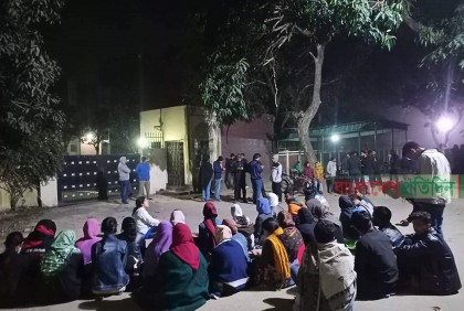 নিরাপদ ক্যাম্পাসের দাবিতে মধ্যরাতে জাবি শিক্ষার্থীদের বিক্ষোভ 