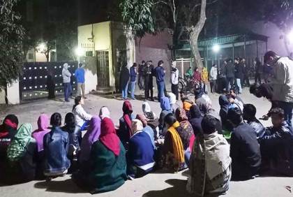 মধ্যরাতে জাবি উপাচার্যের বাসভবনের সামনে শিক্ষার্থীদের বিক্ষোভ