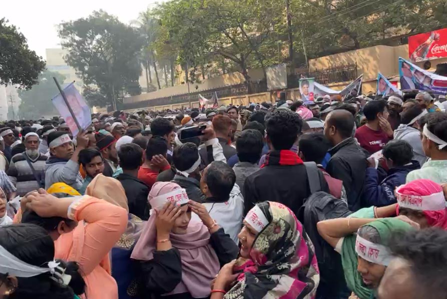 মিছিল নিয়ে সমাবেশস্থলে আসছেন বিএনপির নেতা-কর্মীরা