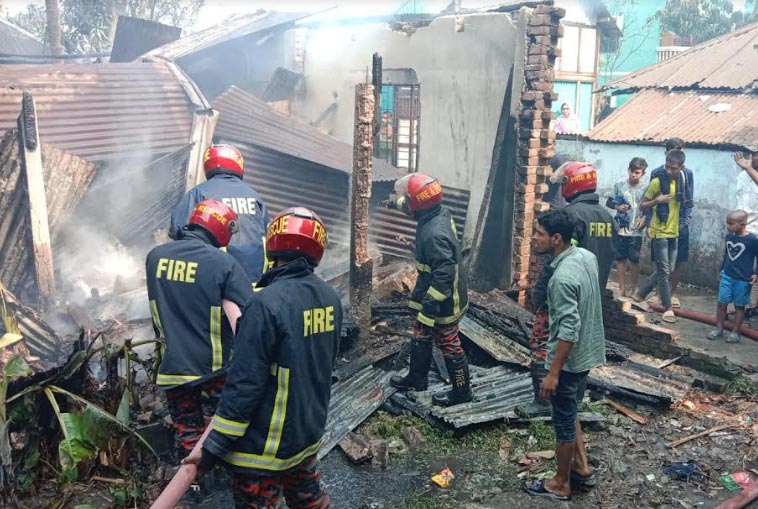 মুন্সীগঞ্জে অগ্নিকাণ্ডে বসতঘর পুড়ে ছাই