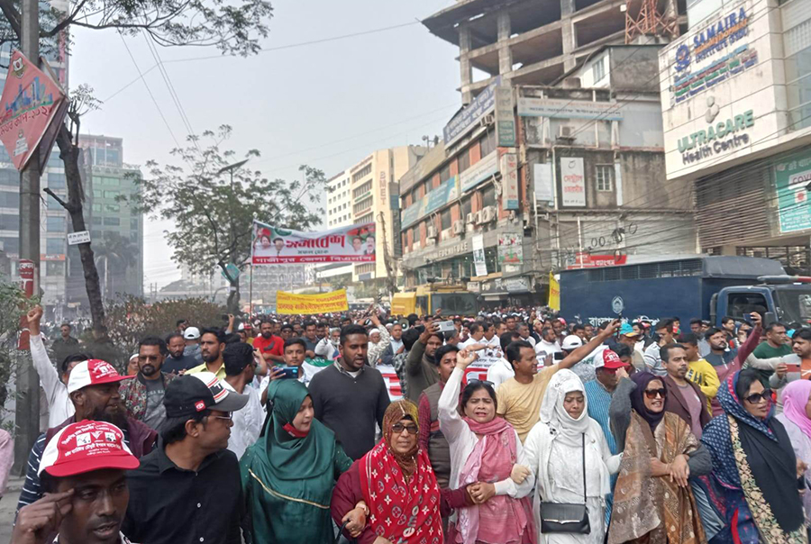বিএনপির সমাবেশ ঘিরে লোকারণ্য নয়াপল্টন  