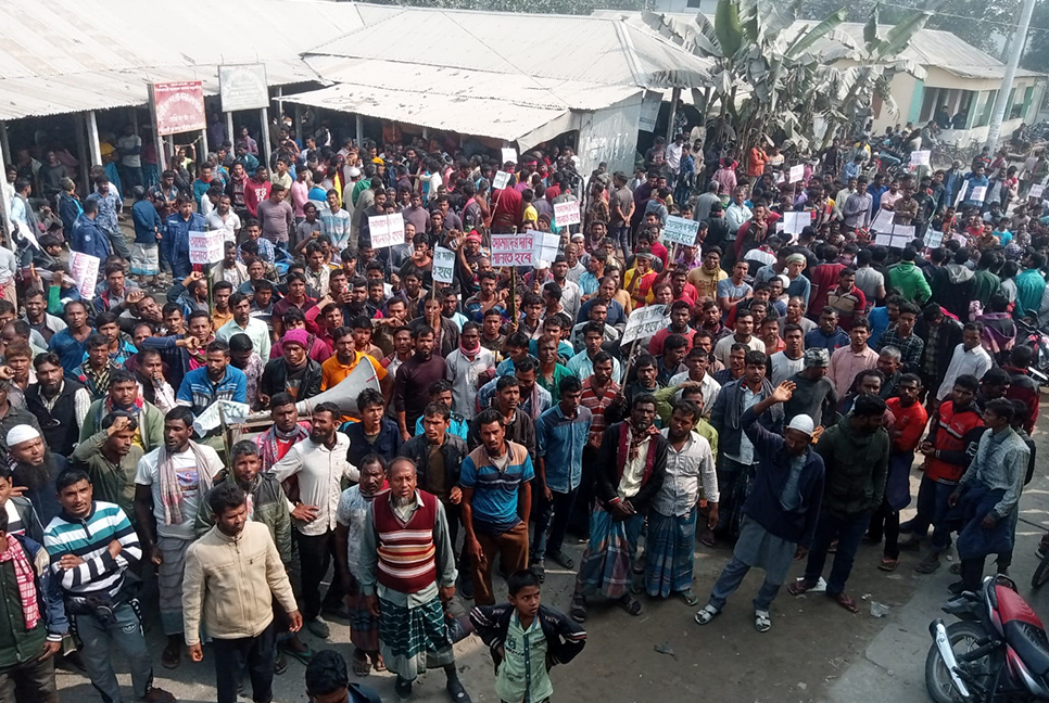 বুড়িমারী স্থলবন্দরে শ্রমিকদের ৬ দফা দাবিতে বিক্ষোপ ও কর্মবিরতি
