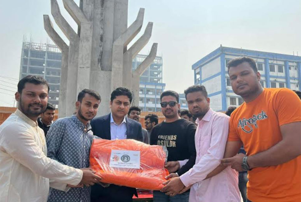 পাবিপ্রবিতে ছাত্রলীগের শীতবস্ত্র বিতরণ 