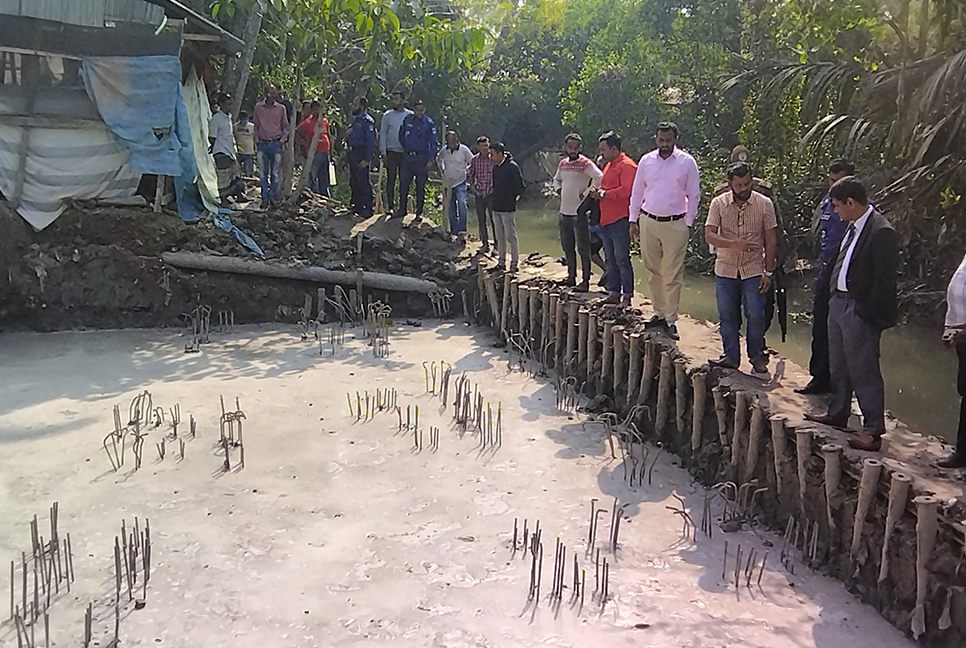 মোরেলগঞ্জে খাল ভরাট করে ভবন নির্মাণের কাজ বন্ধ করলেন ইউএনও