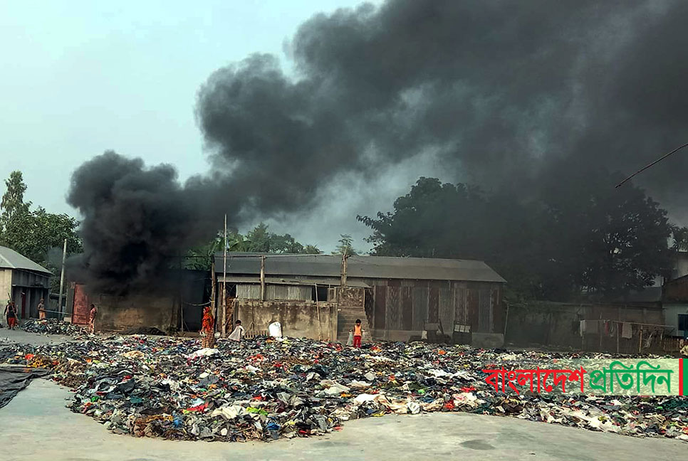 গুরুদাসপুরে ধানের চাতালে ঝুট পোড়ানোর সময় দিলেন ইউএনও