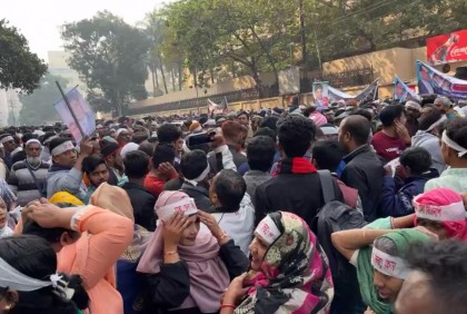 মিছিল নিয়ে সমাবেশস্থলে আসছেন বিএনপির নেতা-কর্মীরা