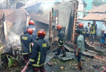 মুন্সীগঞ্জে অগ্নিকাণ্ডে বসতঘর পুড়ে ছাই