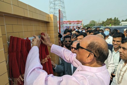 ‘শিল্পীর তুলি দিয়ে দেশকে আঁকছেন শেখ হাসিনা’