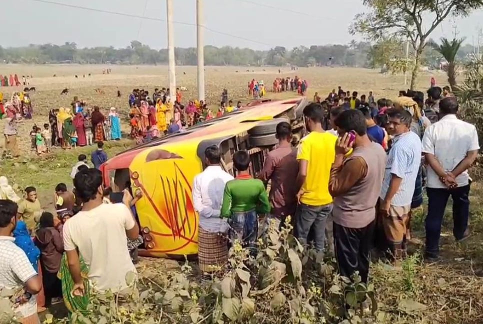 গাংনীতে পিকনিকের বাস উল্টে শিশুসহ আহত ৩০