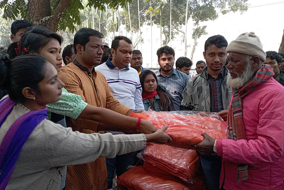 শীতার্তদের মাঝে রাবি ছাত্রলীগের কম্বল বিতরণ

