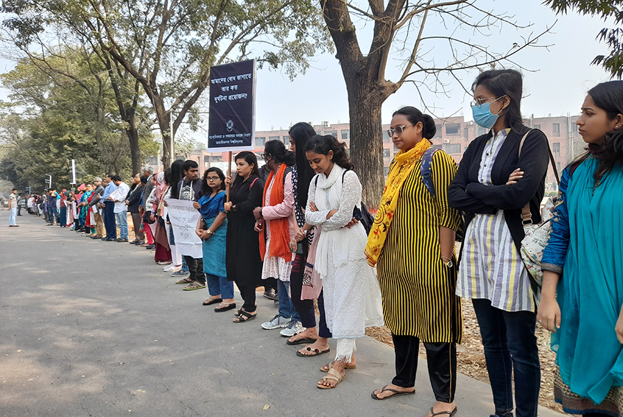 নিরাপদ সড়কের দাবিতে জাহাঙ্গীরনগর বিশ্ববিদ্যালয়ে মানববন্ধন 