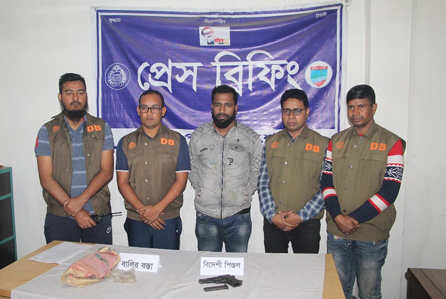 যশোরে হত্যা মামলায় ‘চরমপন্থী ক্যাডার’ গ্রেফতার, অস্ত্র উদ্ধার
