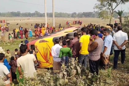 গাংনীতে পিকনিকের বাস উল্টে শিশুসহ আহত ৩০