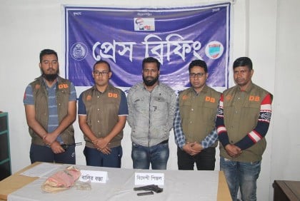 যশোরে হত্যা মামলায় ‘চরমপন্থী ক্যাডার’ গ্রেফতার, অস্ত্র উদ্ধার
