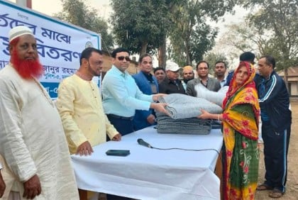 
ভালুকায় শীতার্তদের মাঝে শীতবস্ত্র বিতরণ