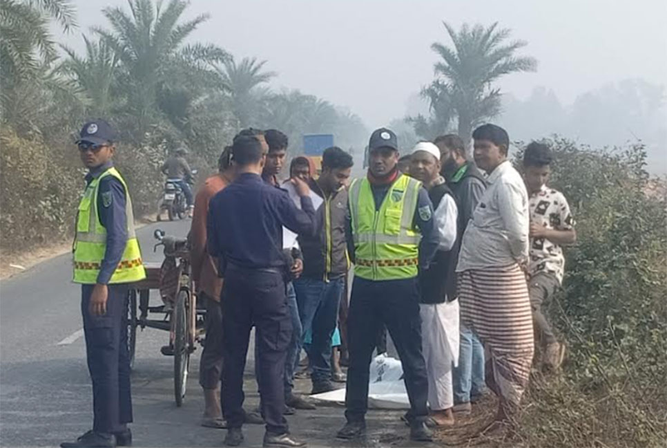 নাটোরে সড়ক দুর্ঘটনায় নিহত ৩