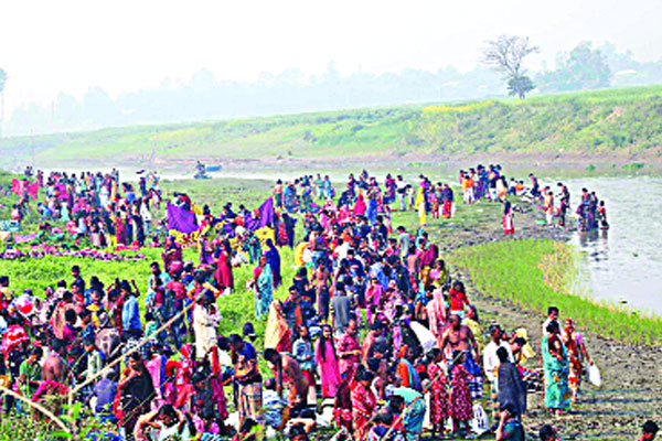 ডুবের মেলায় মানুষের ঢল