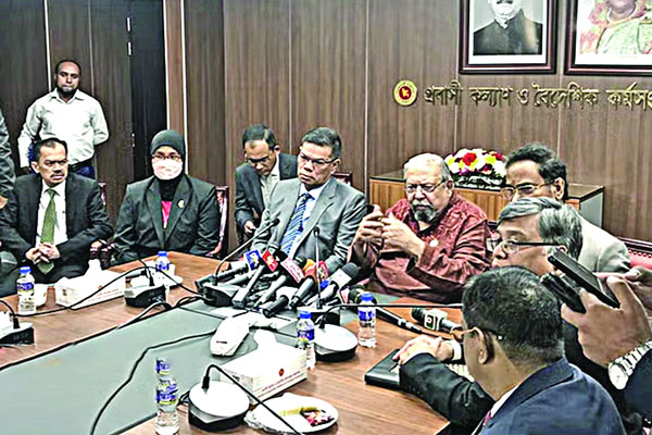 সংকট নিরসনে ব্যস্ত মালয়েশীয় মন্ত্রী