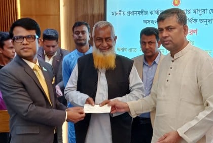 মাগুরায় রোগীদের মাঝে ৩৩ লাখ টাকার অনুদানের চেক বিতরণ