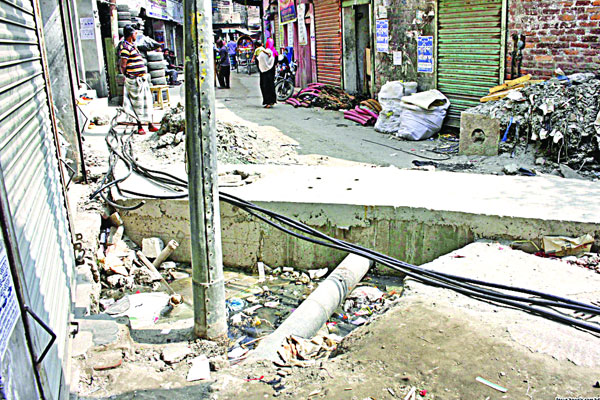 ড্রেন নির্মাণের কাজ সম্পন্ন না করায় চরম ভোগান্তিতে চলাচলকারীরা
