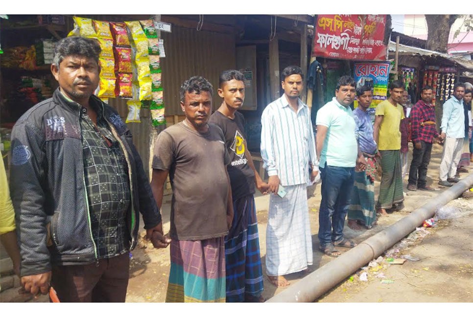 বালু না দেওয়ায় পাইপ ভাঙচুরের অভিযোগ ইউএনওর বিরুদ্ধে 
