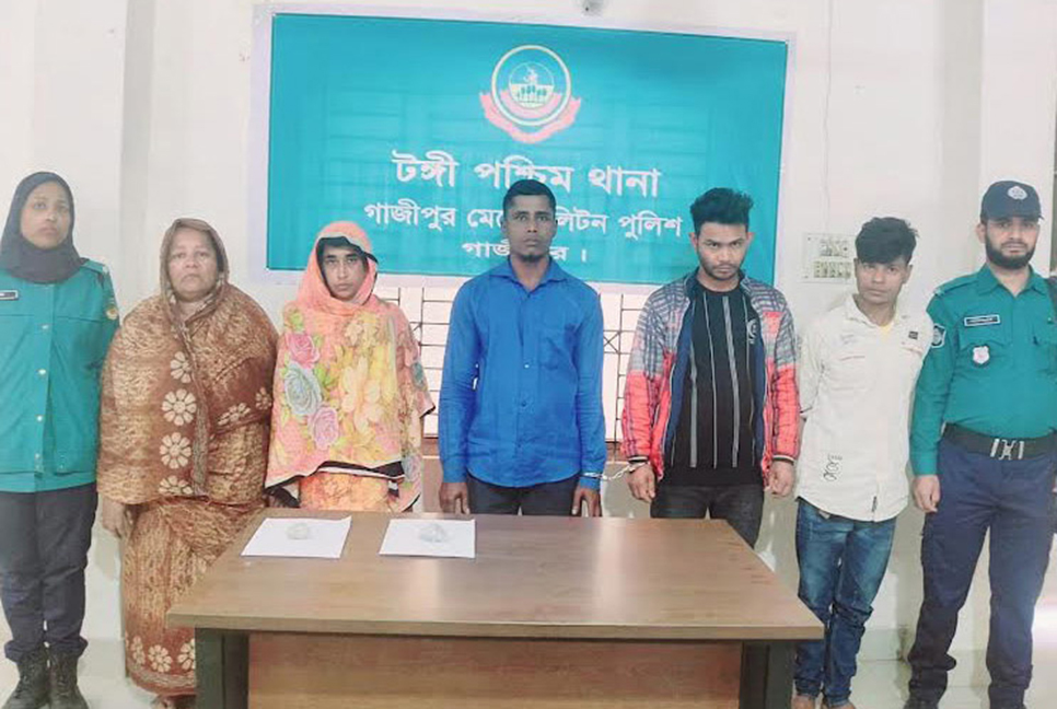 নারী মাদক কারবারিসহ গ্রেফতার ৫
