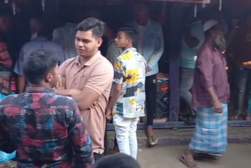 কাজীরহাটে দিনদুপুরে গুলি করে দোকানে ডাকাতি