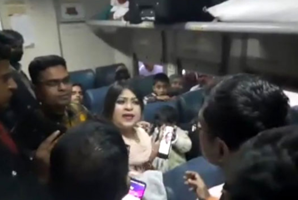 পশ্চিম রেলের জিএমকে লাঞ্ছিত করলেন নারী যাত্রী