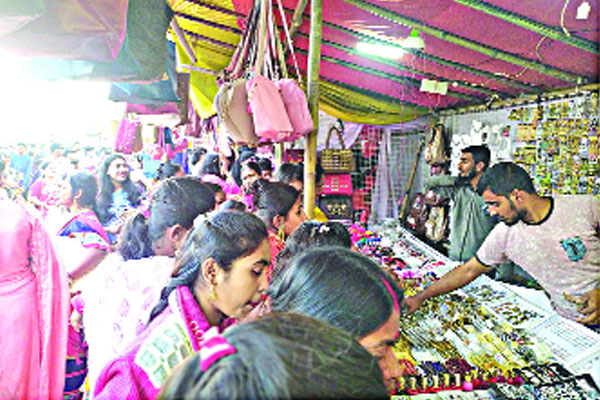 বউমেলা জমেছিল নড়াইলে