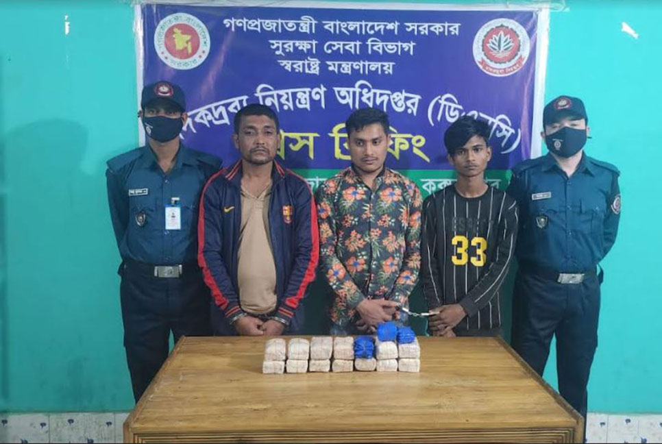 টেকনাফে পৃথক অভিযানে ৪০ হাজার ইয়াবা উদ্ধার, আটক ৪