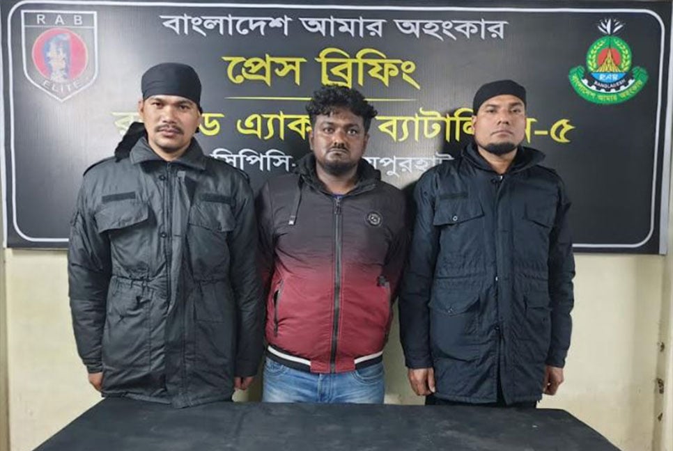 জয়পুরহাটে অস্ত্র-গোলাবারুদসহ শীর্ষ সন্ত্রাসী আটক