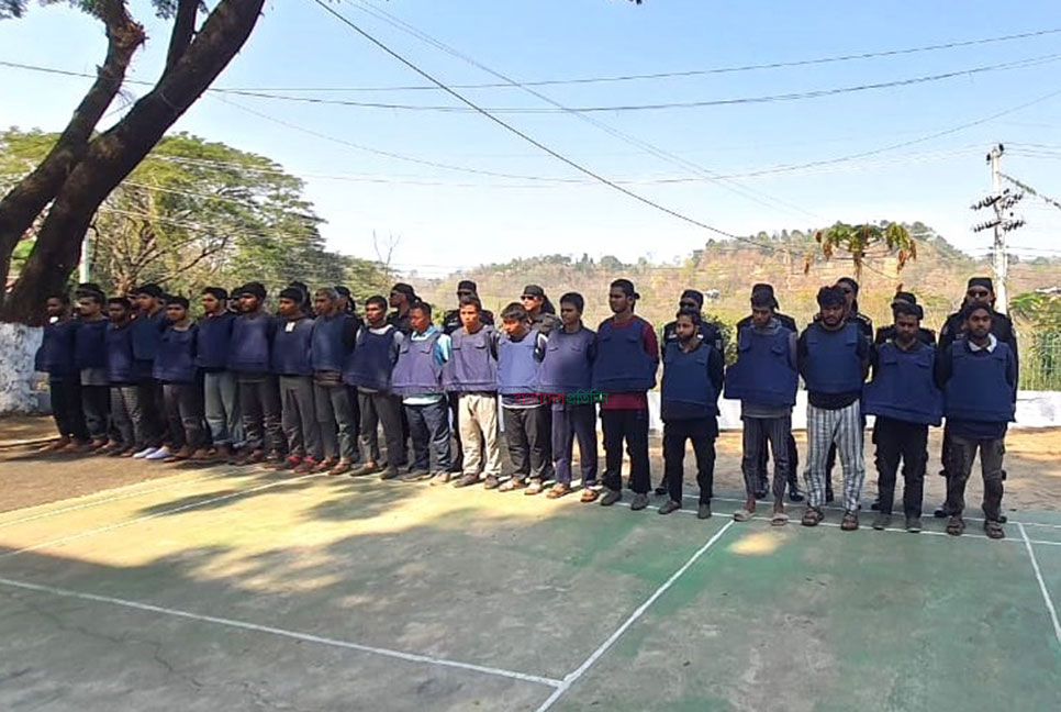 বান্দরবানে র‌্যাবের অভিযানে ১৭ জঙ্গি ও ‘কেএনএফ’র ৩ সদস্য আটক