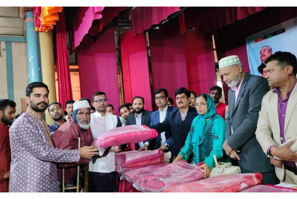 রংপুরে দুস্থ মানুষের মাঝে
শীতবস্ত্র বিতরণ 