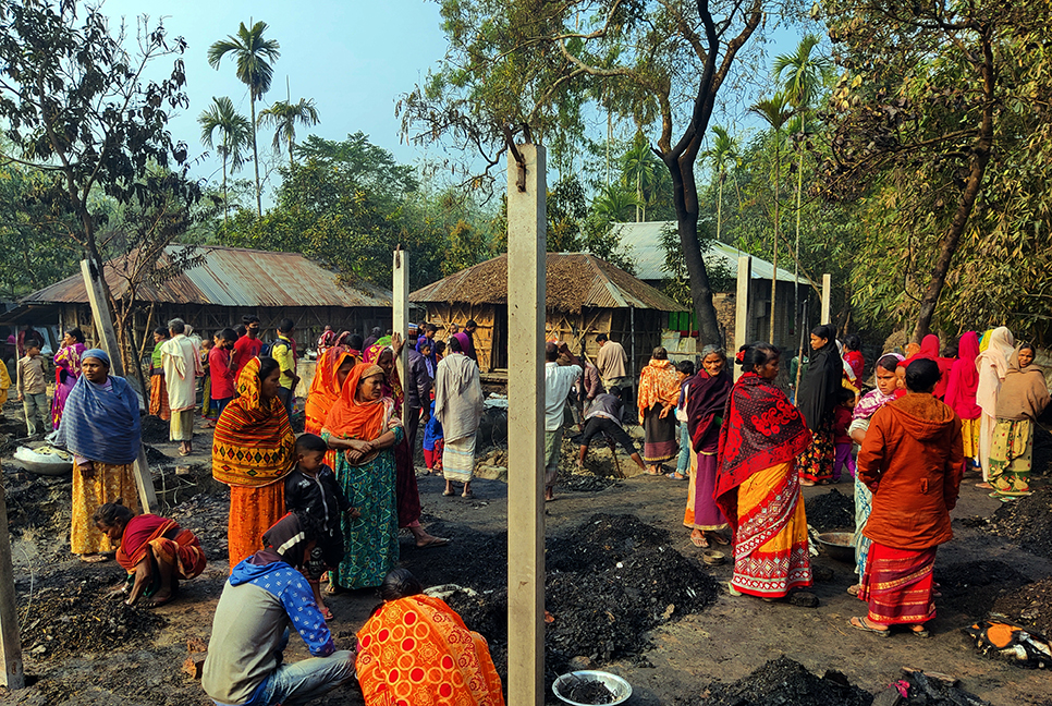 খানসামায় আগুনে ২৭ ঘর পুড়ে ছাই 