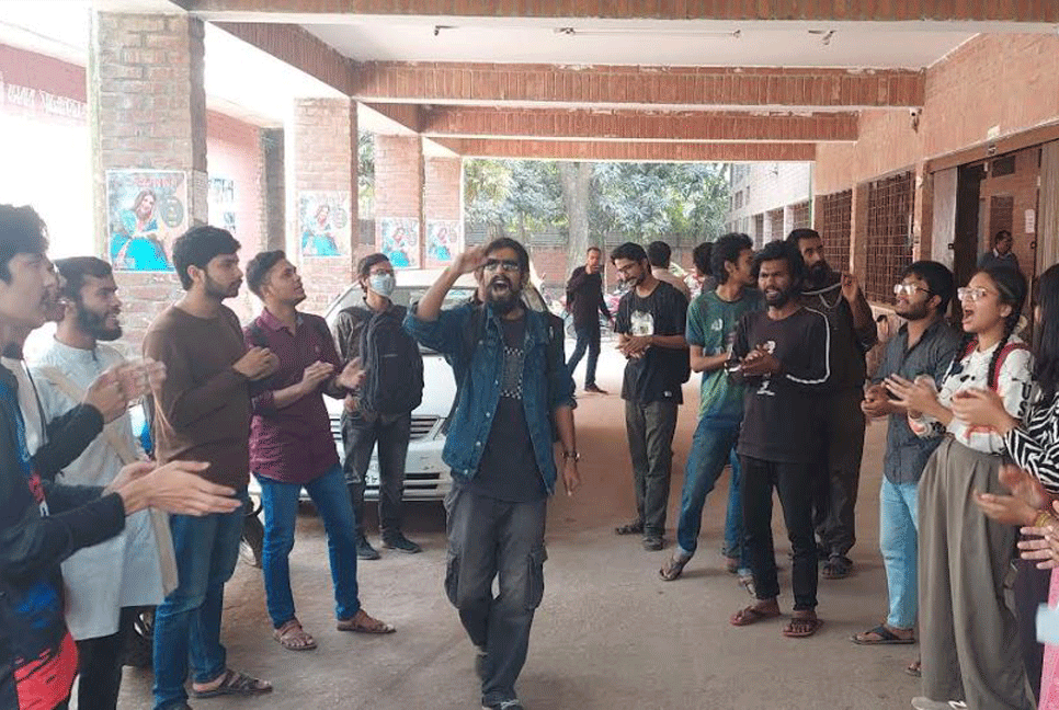 সেই অ্যাম্বুলেন্স দুর্ঘটনায় জড়িতদের শাস্তির দাবিতে জাবিতে বিক্ষোভ 