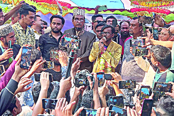 উপহারের গাড়ি আনতে হবিগঞ্জে হিরো আলম পথে গুনলেন জরিমানা